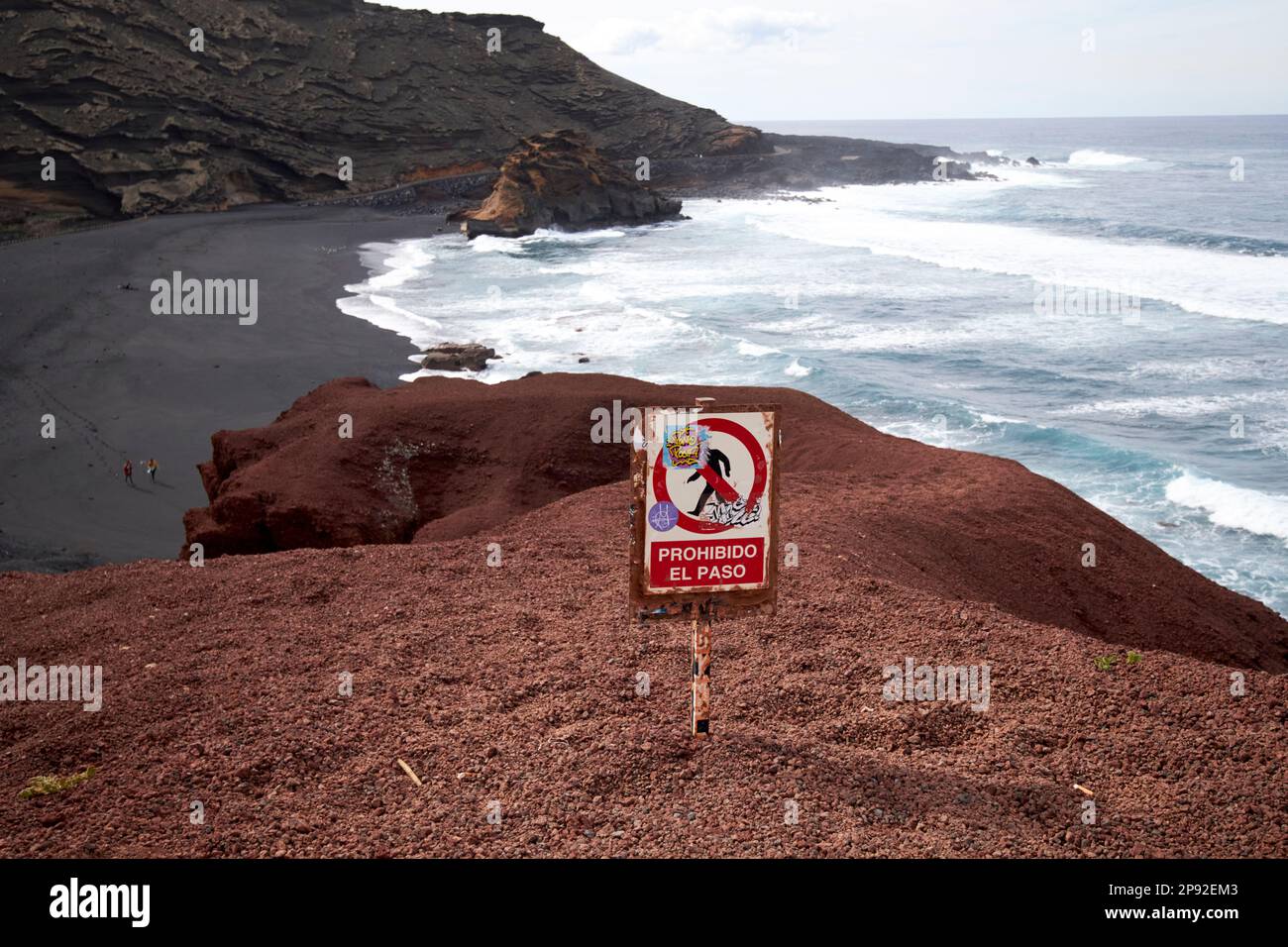 prohibido el paso nessun cartello d'ingresso sulla scogliera di El golfo Lanzarote, Isole Canarie, Spagna Foto Stock
