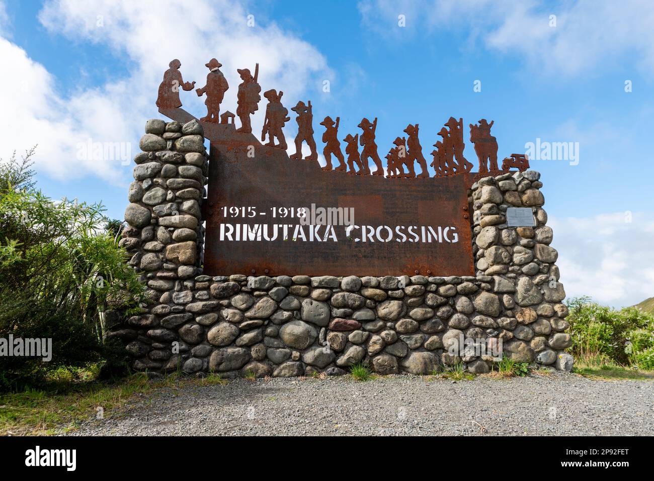 Struttura commemorativa di attraversamento di Rimutaka alla sommità del passo di Rimutaka (Remutaka). Marcare i soldati neozelandesi che marciarono su una collina per andare in guerra, WWI Foto Stock