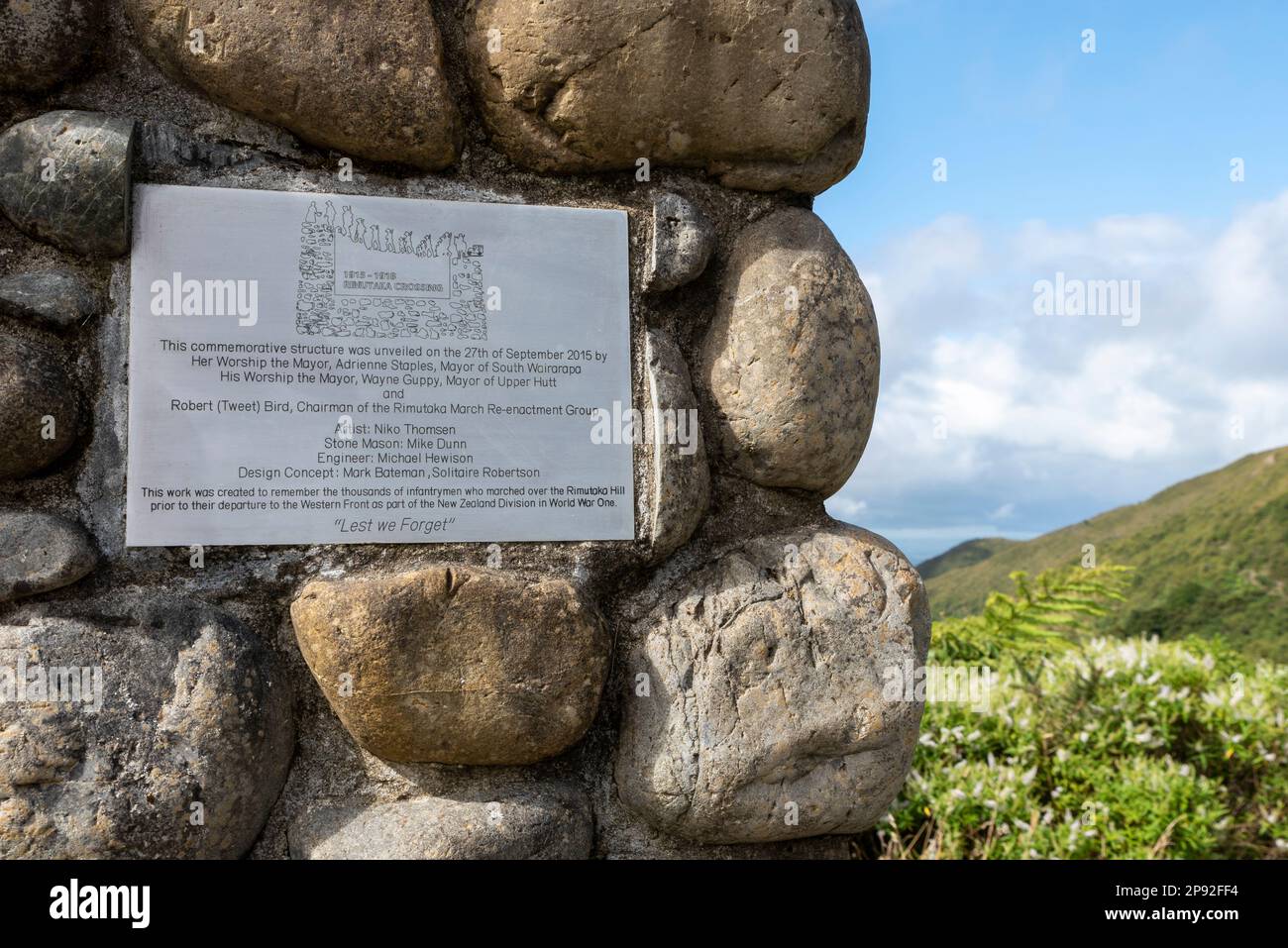 Struttura commemorativa di attraversamento di Rimutaka alla sommità del passo di Rimutaka (Remutaka). Marcare i soldati neozelandesi che marciarono su una collina per andare in guerra, WWI Foto Stock