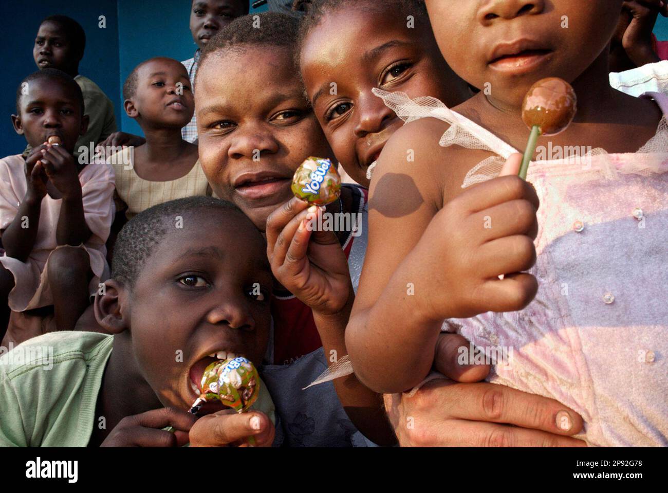 Gli Orpani ricevono regali a Mahenge Tanzania, dove è stato istituito un workshop per sostenere un orfanotrofio in città nel 2010 con l'aiuto di donazioni dal Rubyfair.com. Mahenge Tanzania Picture: Garyroberts/worldwidefeatures.com Foto Stock