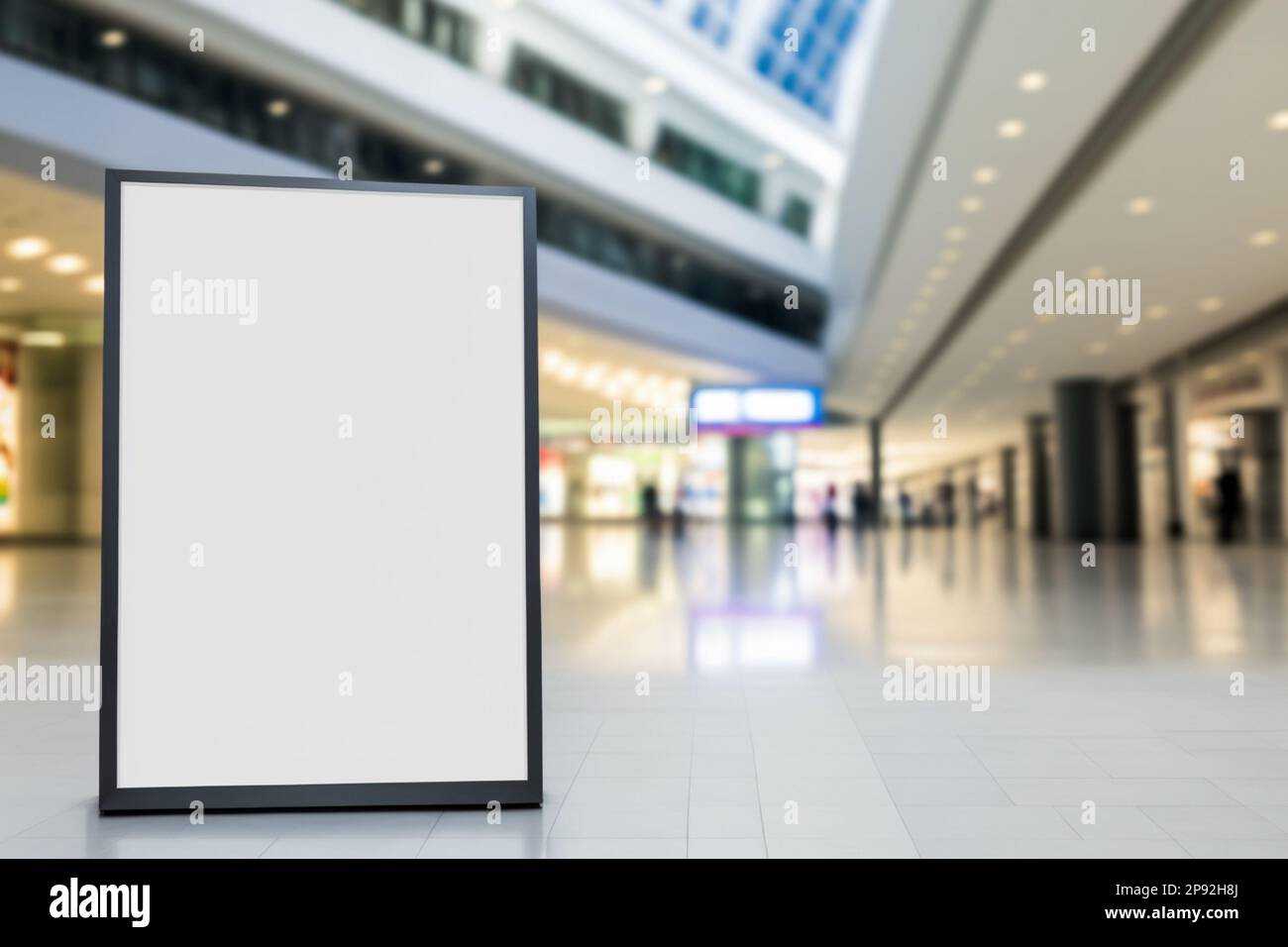 Cartellone pubblicitario vuoto sul pavimento in un centro commerciale, perfetto per il branding aziendale e la promozione Foto Stock