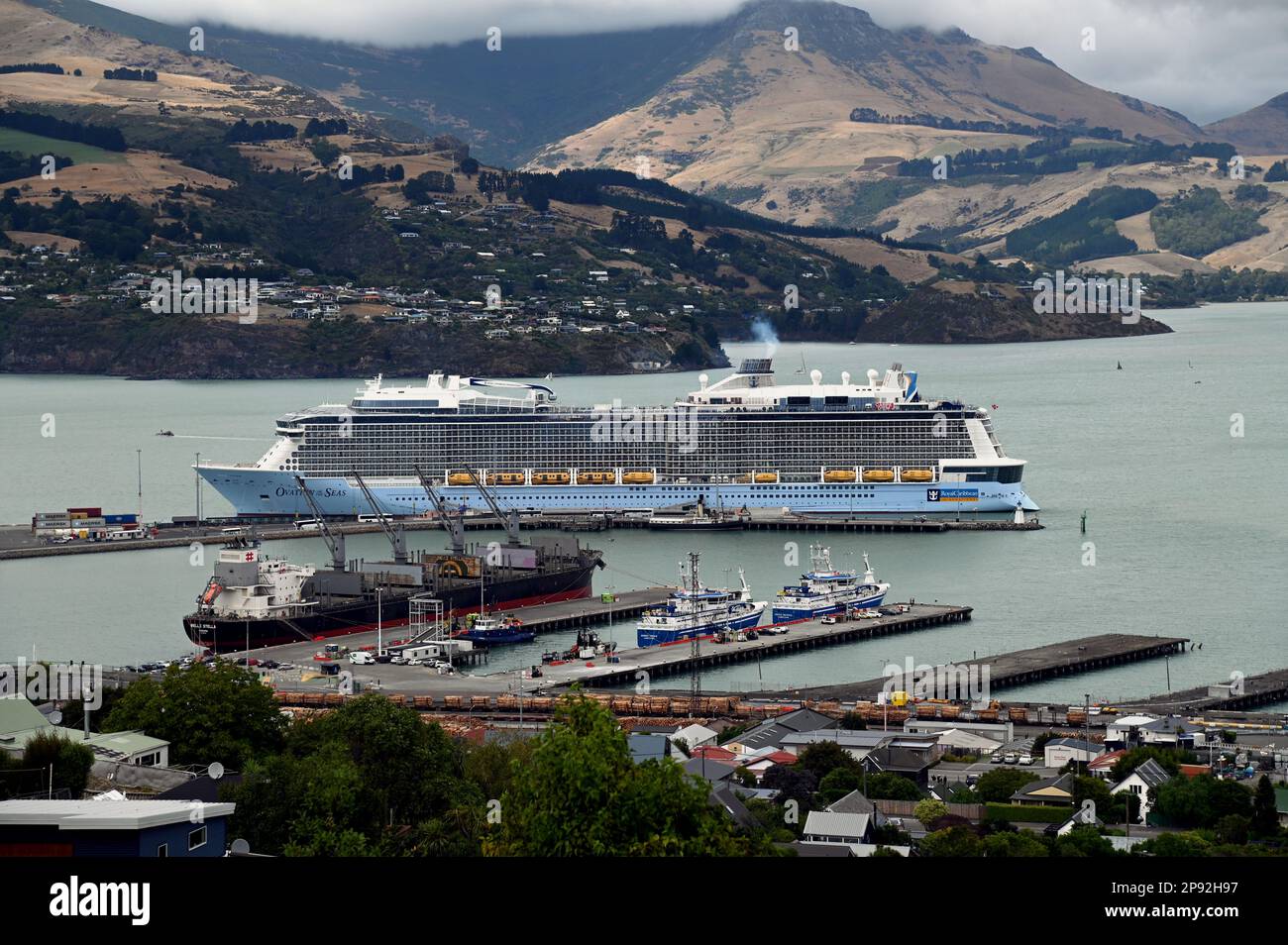 La nave da crociera 'Ovation of the Seas' ormeggiata nel Porto di Lyttelton, un porto sulla Penisola di Banks sull'isola meridionale di New Zealands. Foto Stock