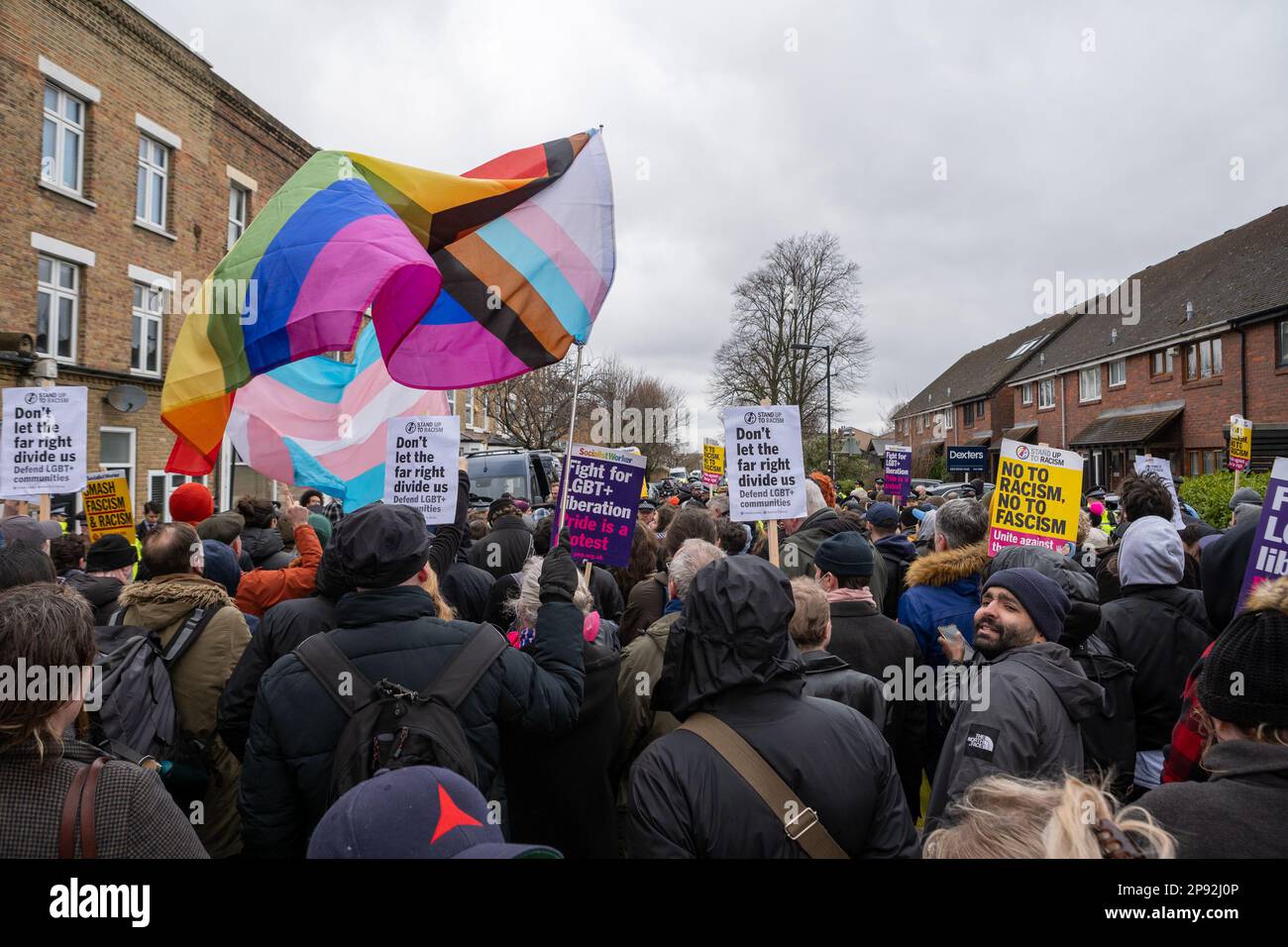 Londra/Regno Unito 10 FEBBRAIO 2023. Una contro protesta è stata organizzata da un certo numero di gruppi pro-Trans destra a Dulwich est contro Turning Point, che vogliono vedere l'evento di storytelling di Drag Queens stop. Aubrey Fagon/Alamy Live News Foto Stock