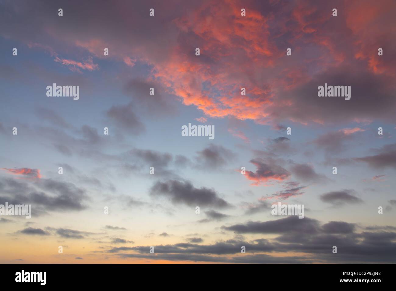 Bel cielo al tramonto con nuvole rosa, riposizionamento del cielo, sfondo naturale Foto Stock