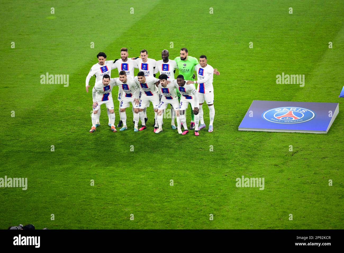 Monaco, 8. Marzo 2023, Team PSG, Fussball MONACO di BAVIERA, Germania. , . Team PSG - formazione del team PSG, 99. Gianluigi DONNARUMMA, Custode, 2. Achraf HAKIMI, 4. Sergio RAMOS, 5. MARQUINHOS, 6. Marco VERRATTI, 7. Kylian MBAPPE, 8. Fabian RUIZ, 15. Danilo PEREIRA, 17. VITINHA, 25. Nuno Mendes, 30. Lionel MESSI, CALCIO, UEFA CHAMPIONS LEAGUE, FC Bayern Muenchen vs PSG, Parigi Saint Germain, turno di 16 2nd tappa di mercoledì 8. Marzo 2023 a Monaco allo stadio di calcio Allianz Arena, risultato 2:0, (Foto & Copyright by © Martin HANGEN/ATPimages) (HANGEN Martin/ATP/SPP) Credit: SPP Sport Press Photo. /Alamy Liv Foto Stock