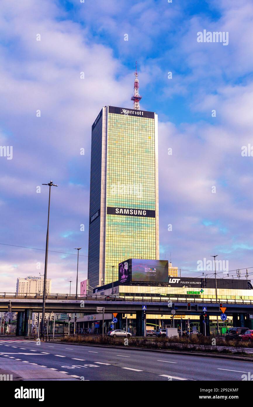 Esterno del Warsaw Marriott Hotel (Centrum LIM) al tramonto, Varsavia, Mazovia, Polonia Foto Stock