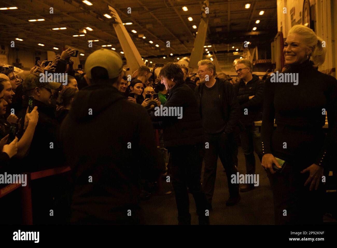 Tom Cruise, centro, incontra i marinai della portaerei di classe Nimitz USS George H.W. Bush (CVN 77), durante una visita alla nave, il 2 marzo 2023, mentre le scene filmate per 'Mission: Impossible - Dead Reckoning parte due'. The George H.W. Bush Carrier Strike Group è in fase di implementazione pianificata negli Stati Uniti Naval Forces Europe area of Operations, impiegato dagli Stati Uniti Sesta flotta per difendere gli interessi degli Stati Uniti, alleati e partner. Foto di MC2 Novalee Manzella/U.S. Navy/UPI Foto Stock