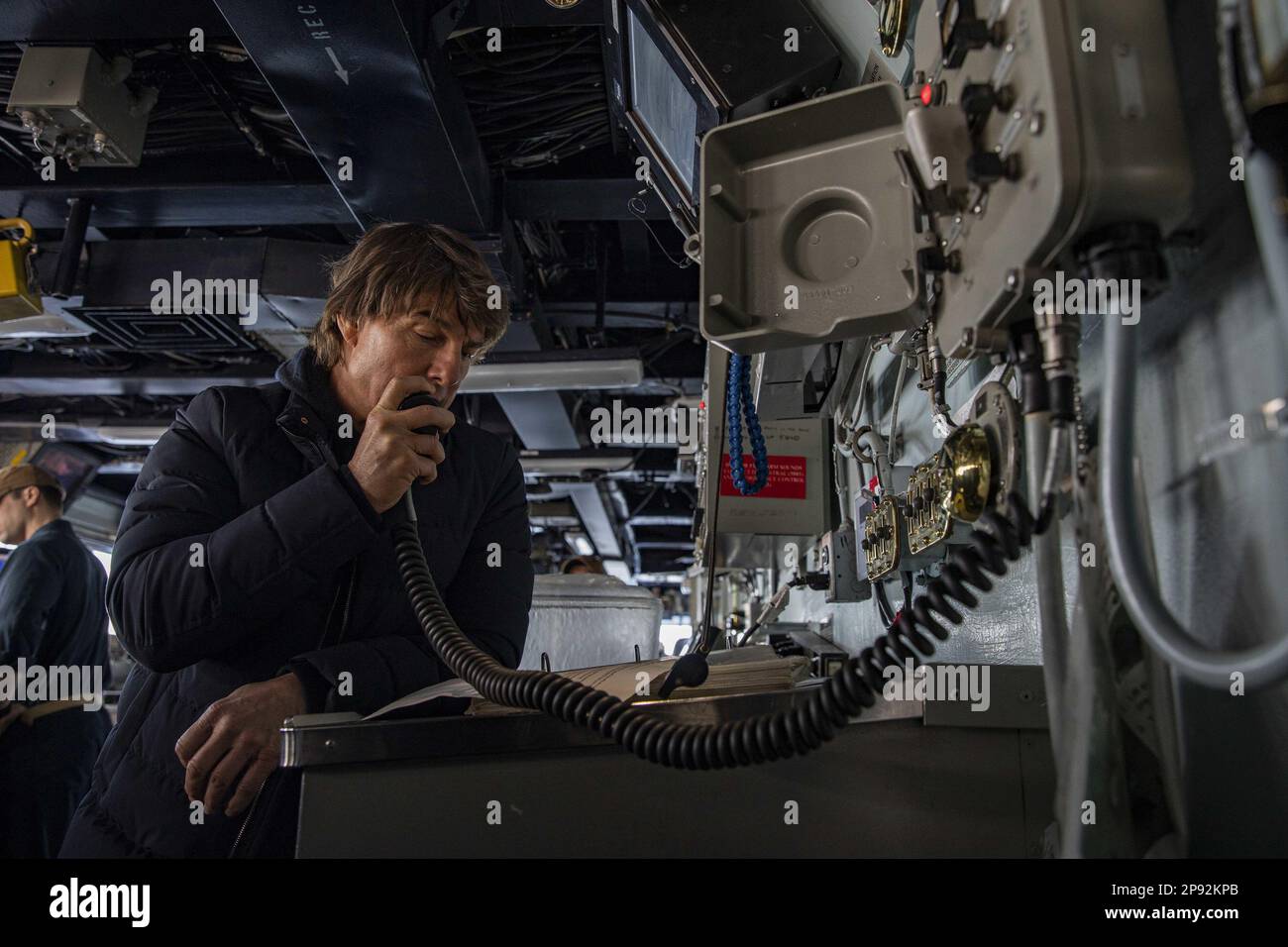 Tom Cruise si rivolge all'equipaggio sulla 1MC a bordo della portaerei di classe Nimitz USS George H.W. Bush (CVN 77), durante una visita alla nave, il 3 marzo 2023, mentre le scene filmate per 'Mission: Impossible - Dead Reckoning parte due'. The George H.W. Bush Carrier Strike Group è in fase di implementazione pianificata negli Stati Uniti Naval Forces Europe area of Operations, impiegato dagli Stati Uniti Sesta flotta per difendere gli interessi degli Stati Uniti, alleati e partner. Foto di MC3 Samuel Wagner/U.S. Navy/UPI Foto Stock