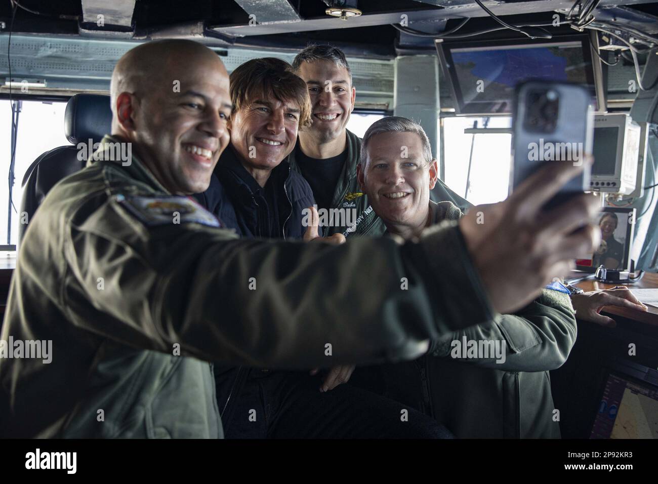 Comando Master Chief Nick Wallace, a sinistra, prende un selfie con Tom Cruise, al centro a sinistra, Executive Officer, Capt. Gregory Nery, al centro a destra, E comandante, il capitano Dave Pollard, a bordo della portaerei di classe Nimitz USS George H.W. Bush, durante una visita alla nave, il 3 marzo 2023, mentre girava scene per "Mission: Impossible - Dead Reckoning parte due". The George H.W. Bush Carrier Strike Group è in fase di implementazione pianificata negli Stati Uniti Naval Forces Europe area of Operations, impiegato dagli Stati Uniti Sesta flotta per difendere gli interessi degli Stati Uniti, alleati e partner. Foto di MC3 Samuel Wagner/U.S. Navy Foto Stock