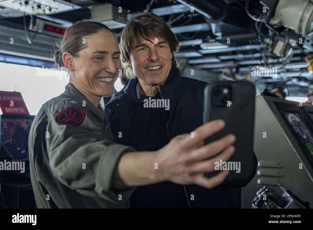 CMdR. Karrie Lang, Combat Systems Officer a bordo della portaerei di classe Nimitz USS George H. W. Bush (CVN 77), prende un selfie con Tom Cruise durante una visita alla nave, il 3 marzo 2023, mentre riprende scene per "Mission: Impossible - Dead Reckoning Part II". The George H.W. Bush Carrier Strike Group è in fase di implementazione pianificata negli Stati Uniti Naval Forces Europe area of Operations, impiegato dagli Stati Uniti Sesta flotta per difendere gli interessi degli Stati Uniti, alleati e partner. Foto di MC3 Samuel Wagner/U.S. Navy/UPI Foto Stock