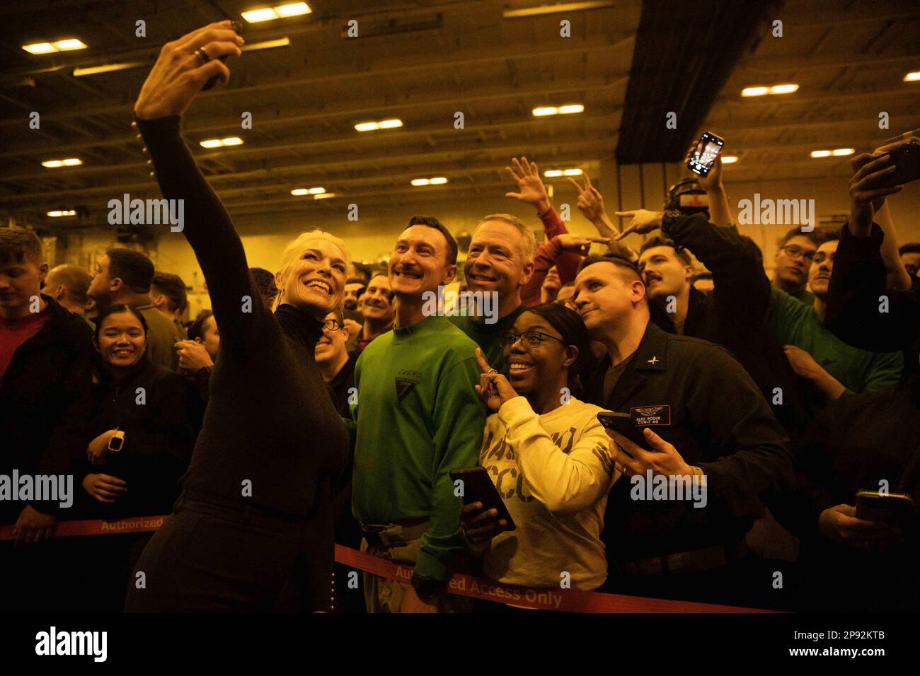 Hannah Waddingham prende un selfie con i marinai durante un incontro con l'equipaggio a bordo della portaerei di classe Nimitz USS George H.W. Bush (CVN 77) durante una visita alla nave, il 2 marzo 2023, mentre girano scene per 'Mission: Impossible - Dead Reckoning parte due'. The George H.W. Bush Carrier Strike Group è in fase di implementazione pianificata negli Stati Uniti Naval Forces Europe area of Operations, impiegato dagli Stati Uniti Sesta flotta per difendere gli interessi degli Stati Uniti, alleati e partner. Foto di MC2 Novalee Manzella/U.S. Navy/UPI Foto Stock