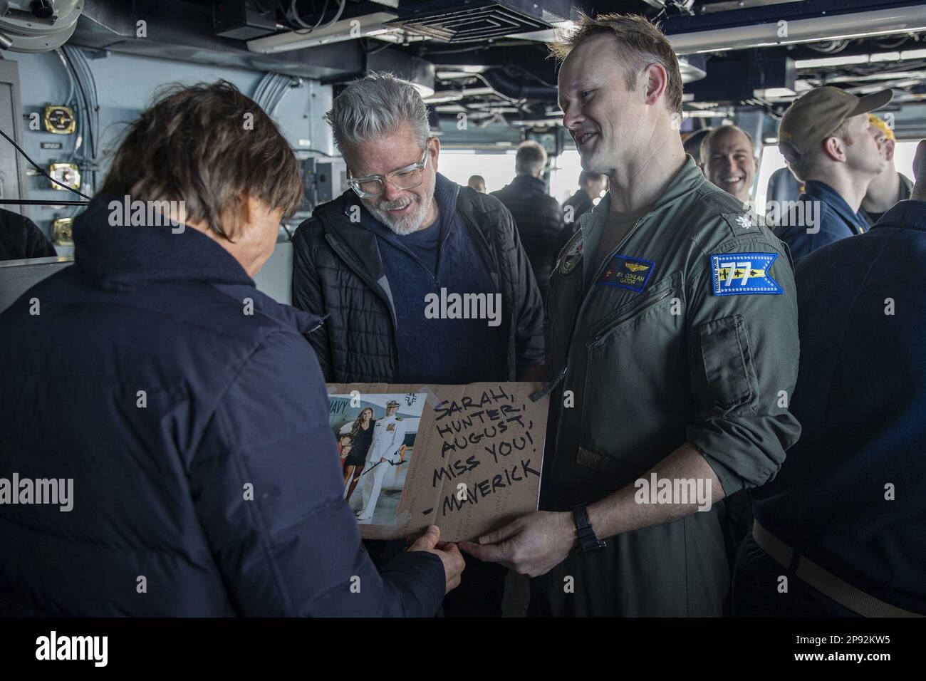 CMdR. Brian Conlan, navigatore a bordo della portaerei di classe Nimitz USS George H. W. Bush (CVN 77), mostra a Tom Cruise una foto di famiglia durante una visita alla nave, il 3 marzo 2023, mentre girava scene per "Mission: Impossible - Dead Reckoning parte due". The George H.W. Bush Carrier Strike Group è in fase di implementazione pianificata negli Stati Uniti Naval Forces Europe area of Operations, impiegato dagli Stati Uniti Sesta flotta per difendere gli interessi degli Stati Uniti, alleati e partner. Foto di MC3 Samuel Wagner/U.S. Navy/UPI Foto Stock