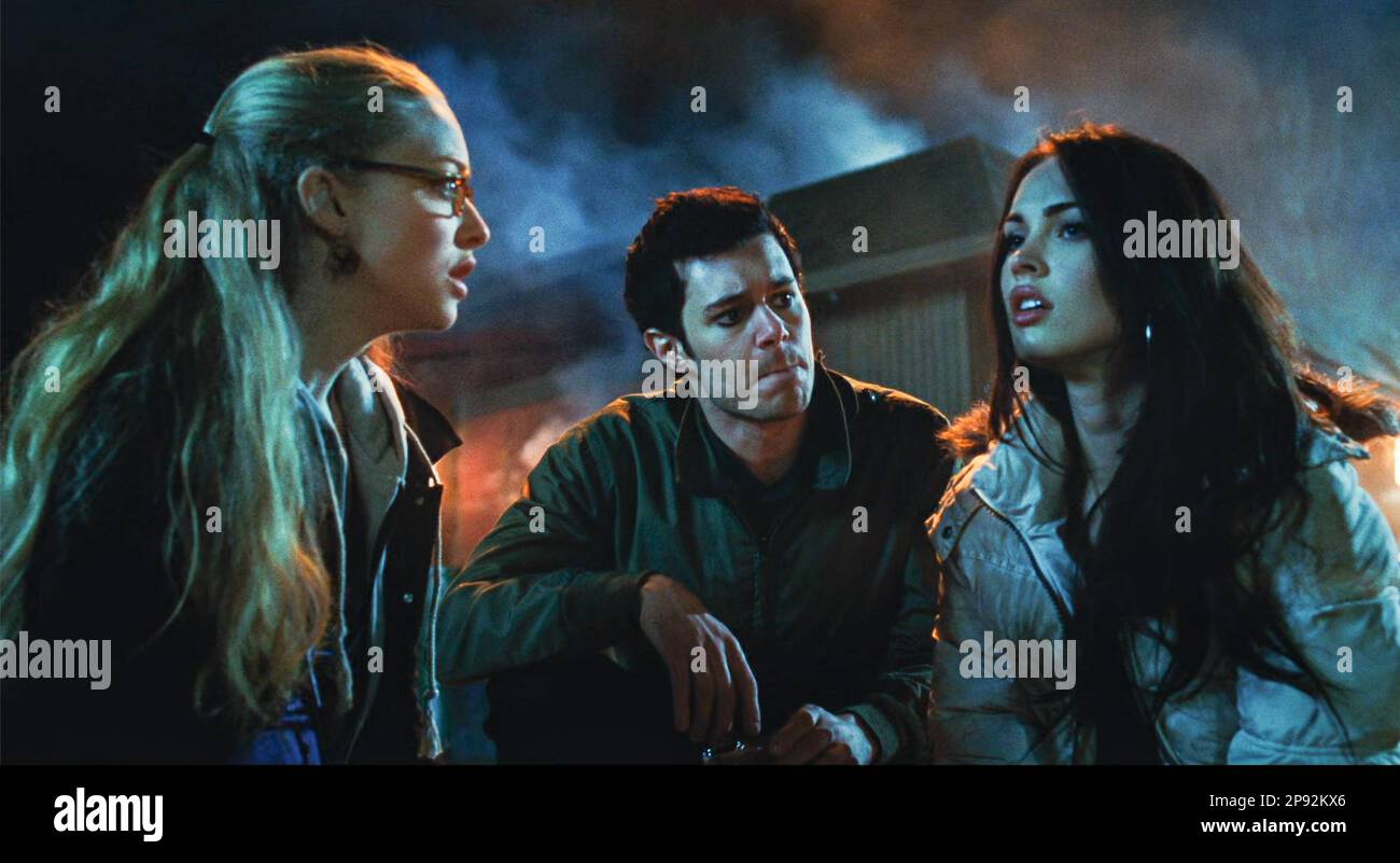 STATI UNITI. Adam Brody, Megan Fox e Amanda Seyfried in una scena dal film (C)Twentieth Century Fox: Jennifer's Body (2009). Trama: Una cheerleader di nuova proprietà della scuola superiore si trasforma in un succubo specializzato nell'uccisione dei suoi compagni di classe maschi. Può la sua migliore amica porre fine all'orrore? Rif: LMK110-J8844-090323 fornito da LMKMEDIA. Solo editoriale. Landmark Media non è il proprietario dei diritti d'autore di questi filmati o immagini televisive, ma fornisce un servizio solo per i media riconosciuti. pictures@lmkmedia.com Foto Stock