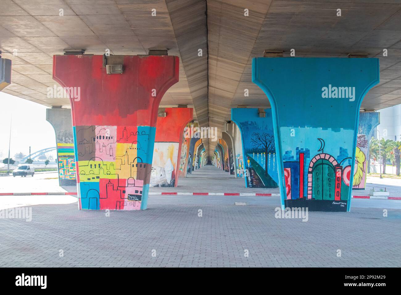 Galleria d'arte urbana sotto il ponte del viale della Repubblica, Tunisi, Tunisia Foto Stock