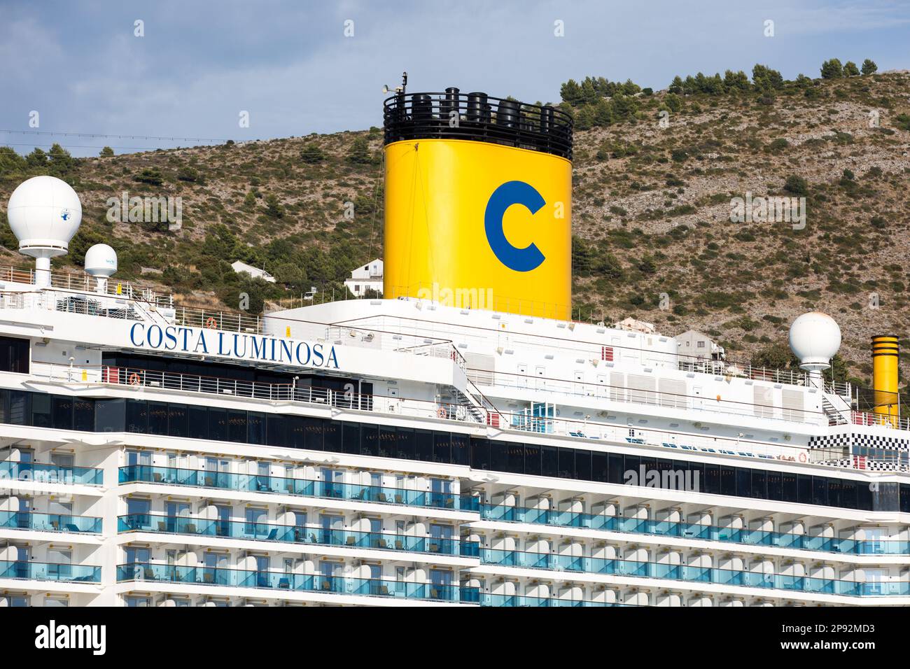 Parte della nave Costa Luminosa, sulla quale è visibile un enorme camino sul mare Adriatico vicino alla città di Dubrovnik. Costa Luminosa è una nave da crociera entrata in servizio il 5 maggio 2009. La nave da crociera è gestita dalla Carnival Cruise Line. (Foto di Karol Serewis / SOPA Images/Sipa USA) Foto Stock