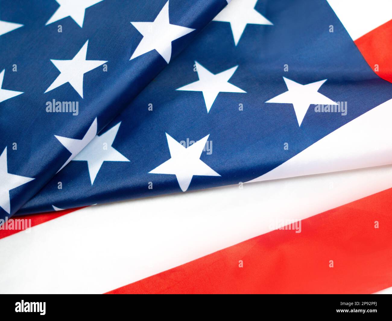 Stati Uniti d'America National flag.Red strisce bianche e blu e stelle e mappa e casa di legno, usa concetto casa Foto Stock