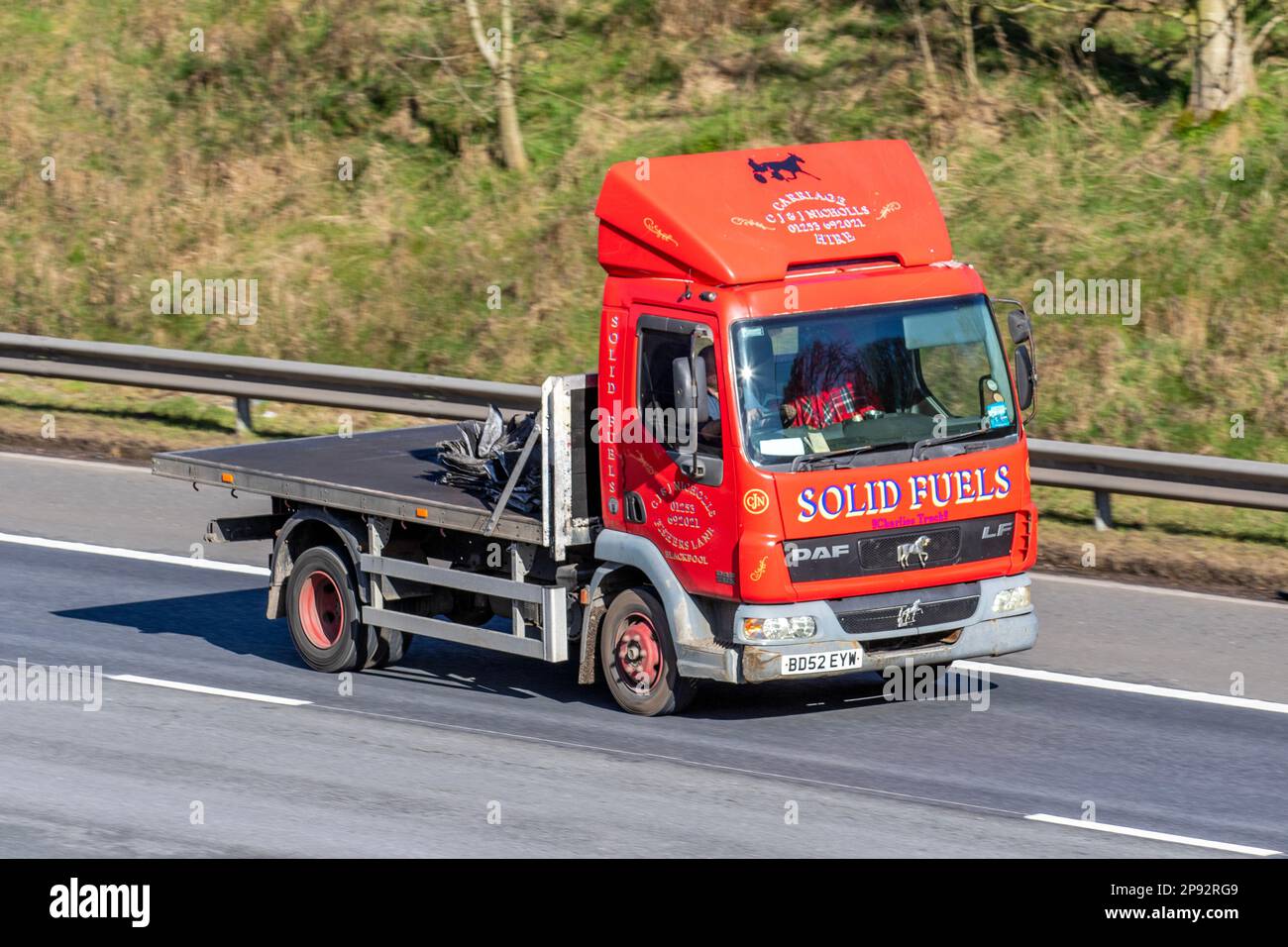 I COMMERCIANTI DI CARBONE di C & J NICHOLS, C. J. & J Nicholls forniscono carbone e combustibili solidi alle aziende e alle case attraverso la Costa di Fylde. Combustibili solidi. 2002 Rosso DAF LF fa LF45 150 45,150 SLP 3900cc diesel, veicolo a pianale; in viaggio sull'autostrada M61, Regno Unito Foto Stock