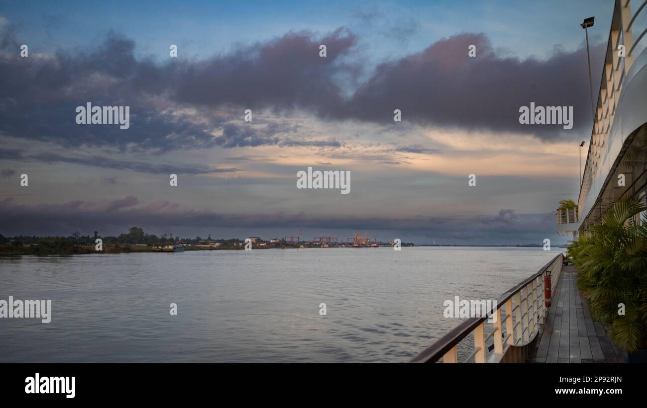 Il lato porto della nave da crociera sul fiume Victoria Mekong all'alba vicino a Phnom Penh sul fiume Mekong in Cambogia. Foto Stock