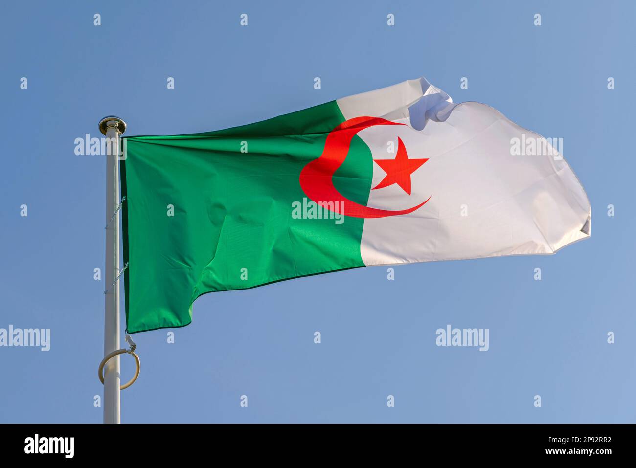 Bandiera dell'Algeria Paese strong Sun Blue Sky Foto Stock