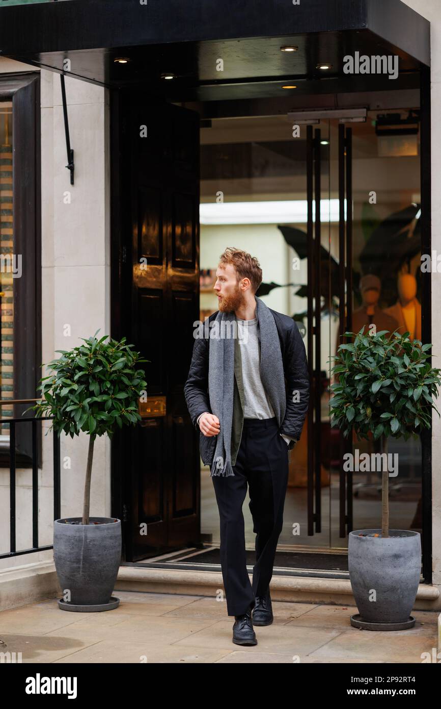 Ritratto di un uomo bearded elegantemente vestito sulla strada Foto Stock
