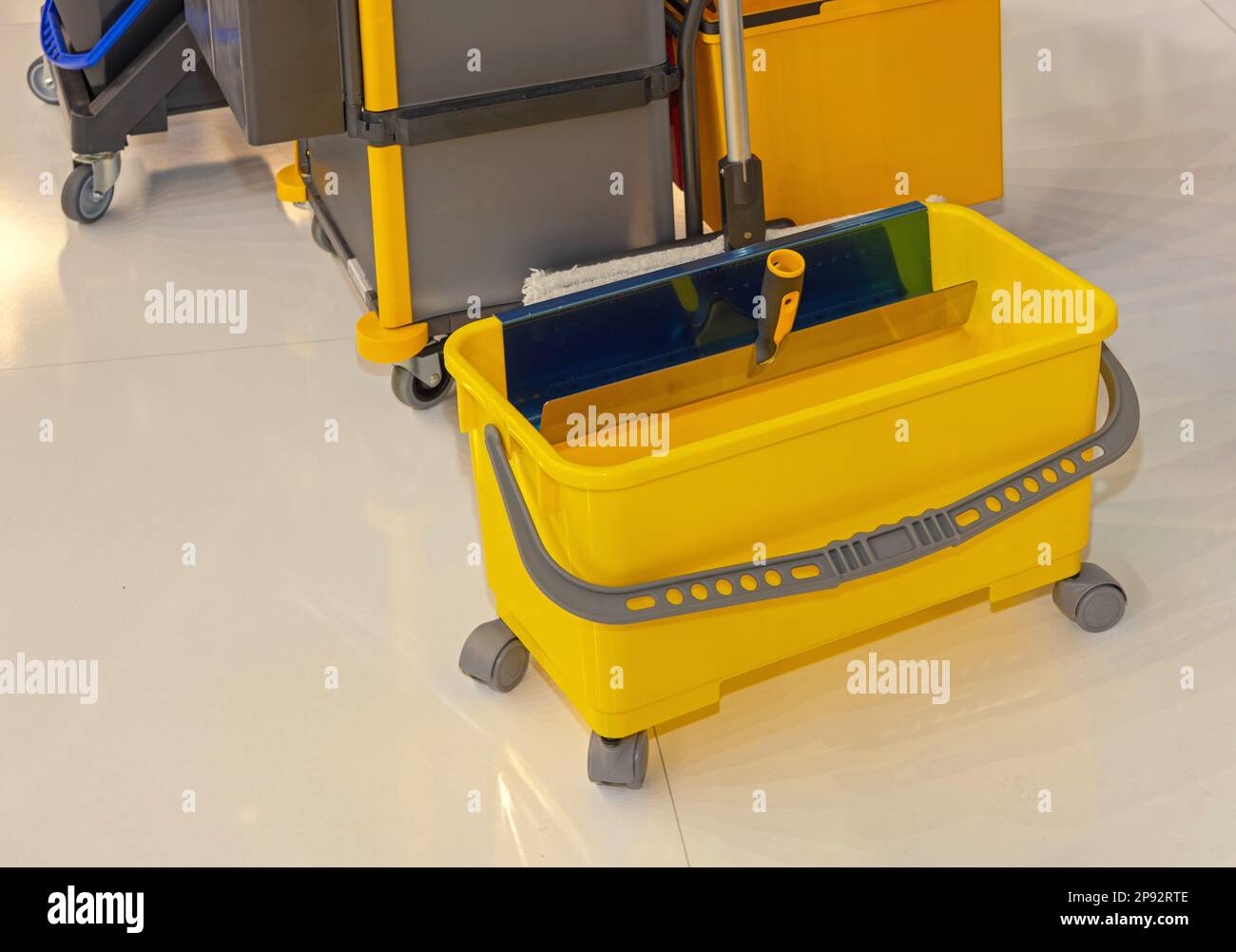 Benna mop in microfibra Janitorial No Touch con ruote Foto Stock