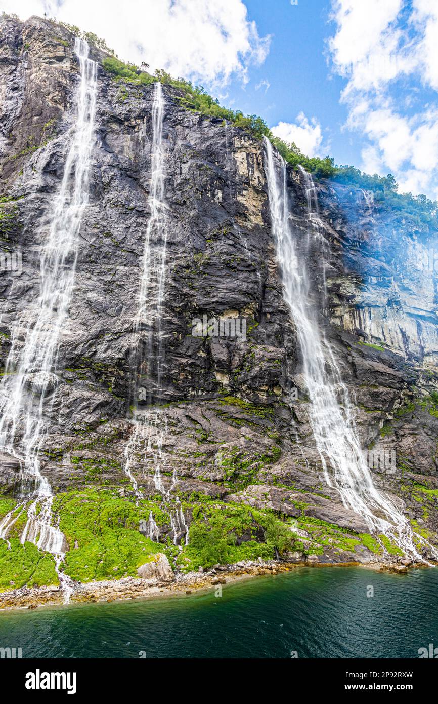 Ammira le cascate di Seven Sisters nel fiordo di Geiranger dalla nave da crociera Foto Stock