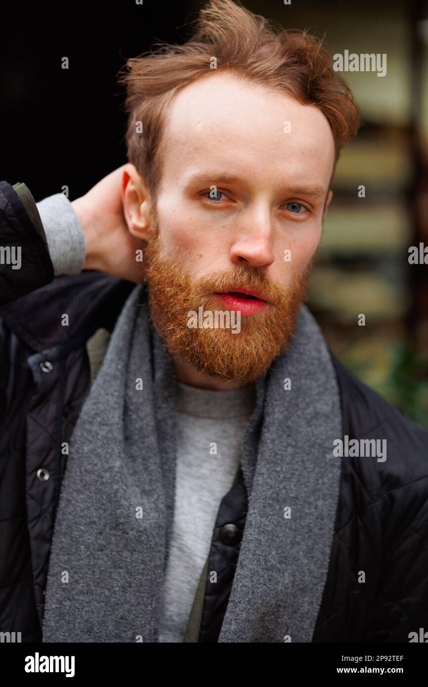 Primo piano ritratto di un uomo bearded all'aperto Foto Stock