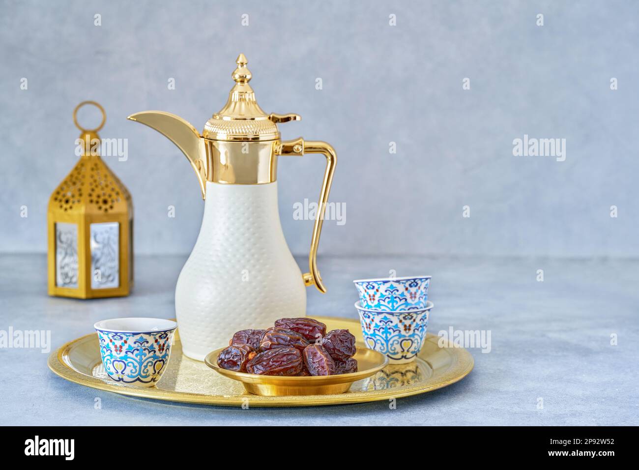 Caffè arabo tradizionale con datteri. Decorazioni in stile Ramadan con set da caffè arabo Foto Stock