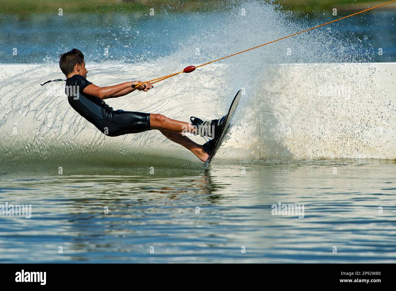 wakeboarder surf sul bordo posteriore della tavola Foto Stock