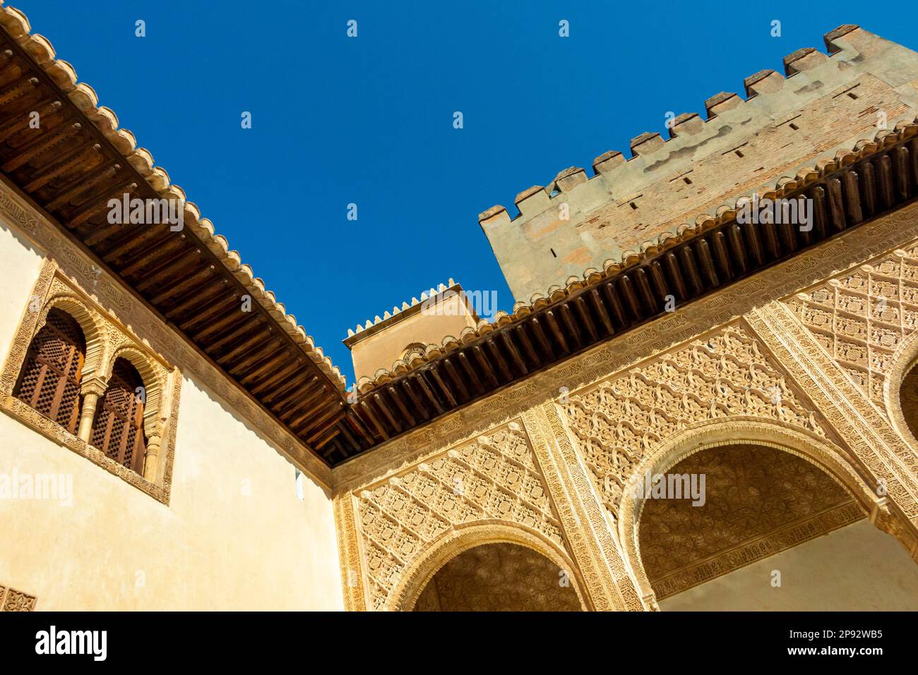 Decorazioni islamiche nel Palazzo dell'Alhambra a Granada Andalucia Spagna Sito Patrimonio dell'Umanità dell'UNESCO e principale attrazione turistica. Foto Stock