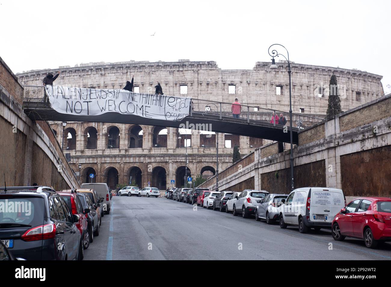 Roma, Italia. 10th Mar, 2023. L3A gli attivisti del "laboratorio ebraico antirazzista" hanno mostrato uno striscione di fronte al Colosseo di Roma per protestare contro la visita di Netanyahu a Roma. (Foto di Matteo Nardone/Pacific Press) Credit: Pacific Press Media Production Corp./Alamy Live News Foto Stock