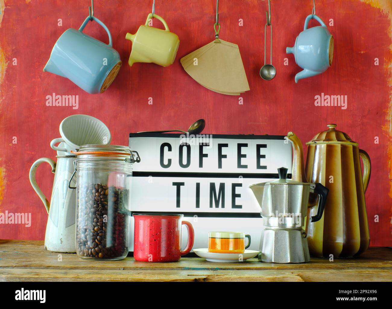 Caffè d'epoca, tazze e macchine per il caffè con insegna illuminata e slogan Coffee Time. Concetto di Cafe, Ristorante o caffe' Foto Stock