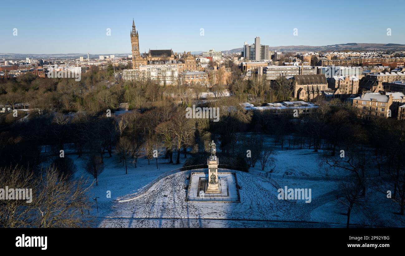 Statua dell'Earl Roberts nel Kelvingrove Park Glasgow in una giornata innevata di primavera con l'Università di Glasgow e la Kelvingrove Art Gallery and Museum. Foto Stock