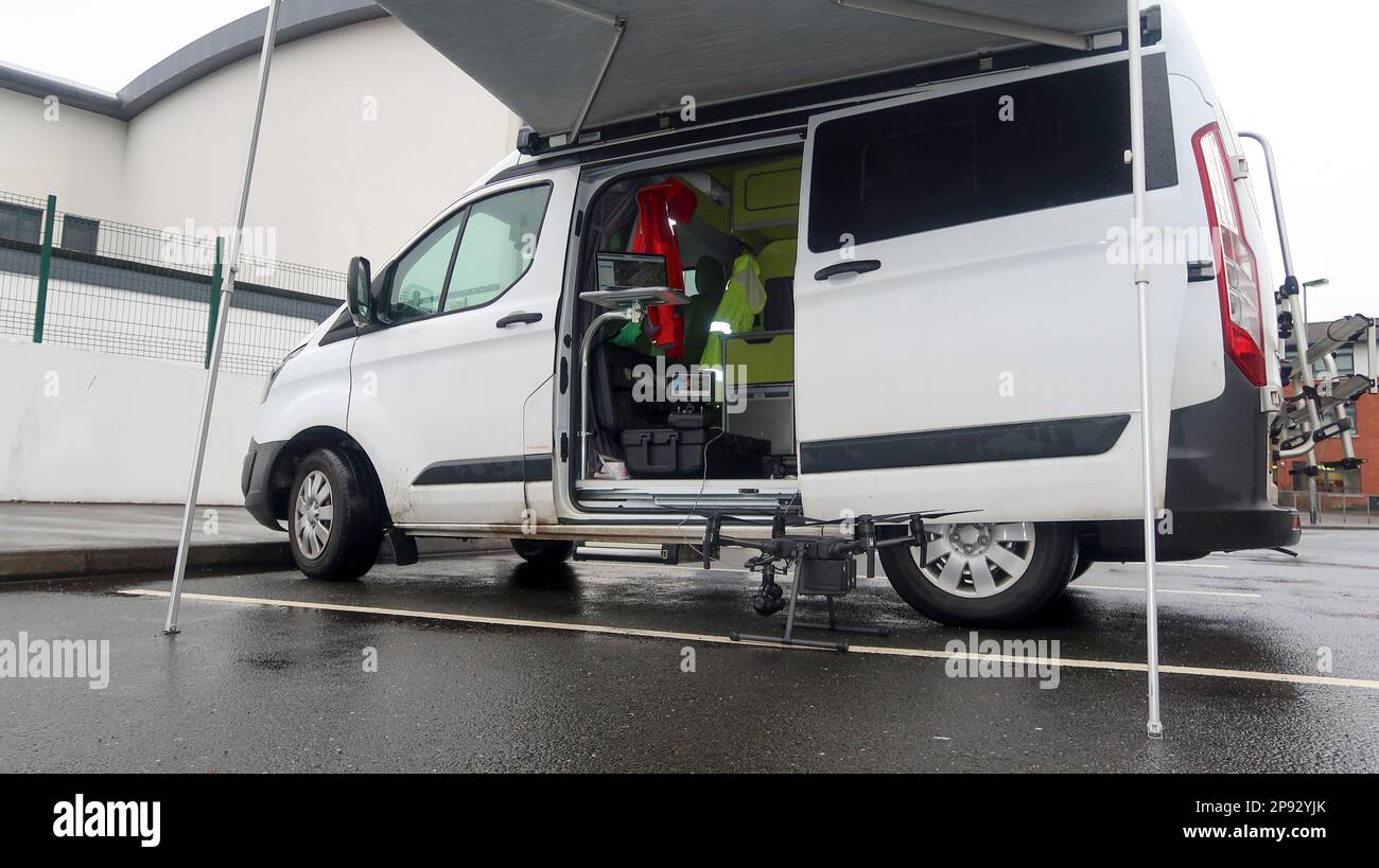 Droni gestiti da campervanm da nomade digitale con laptop e controller Foto Stock