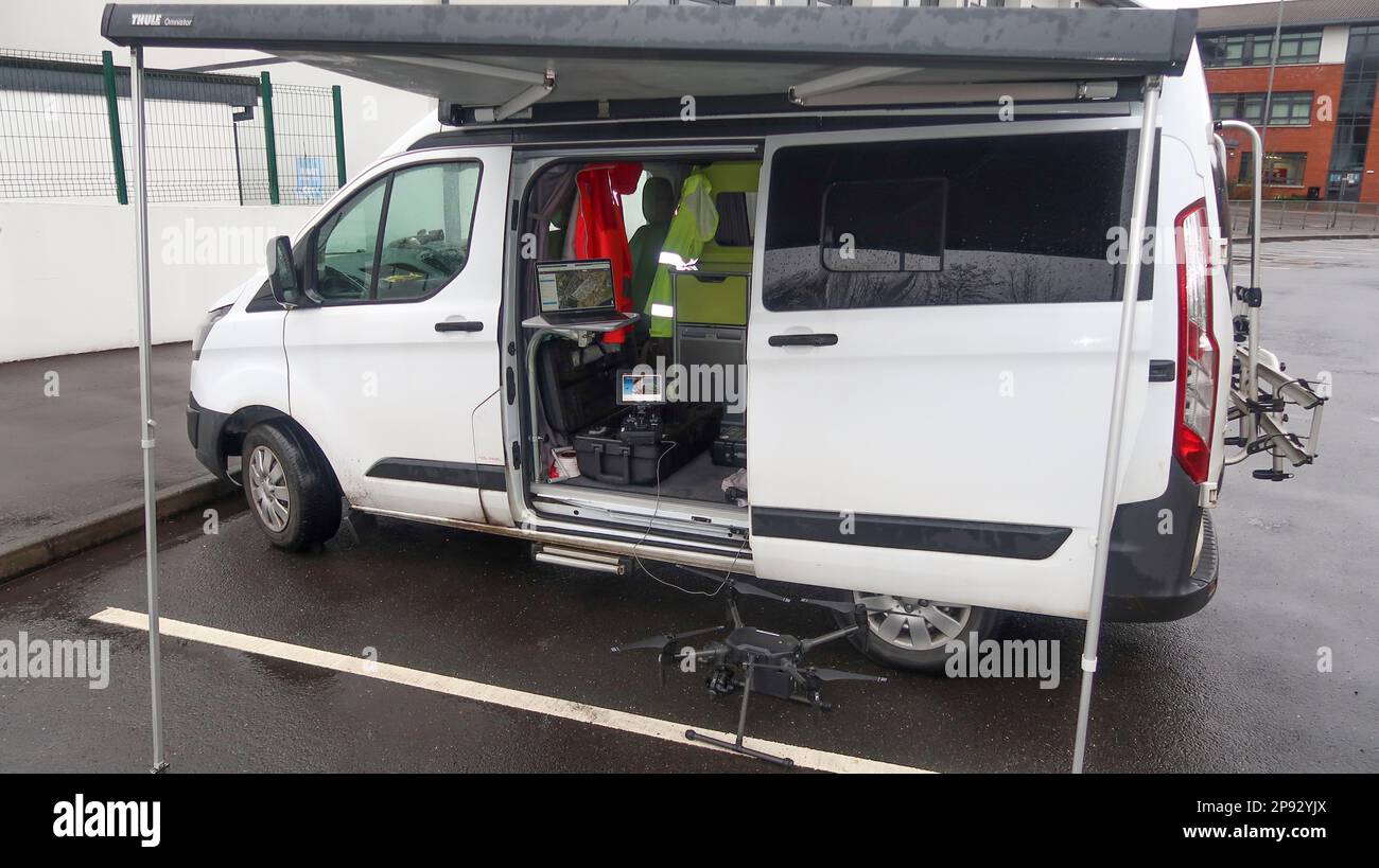 Droni gestiti da campervanm da nomade digitale con laptop e controller Foto Stock