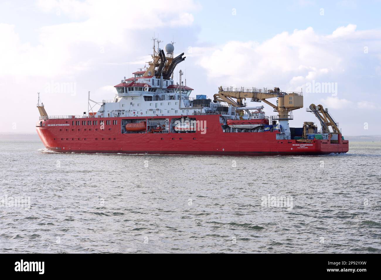 Il vaso di ricerca polare RRS SIR DAVID ATTENBOROUGH si dirige verso il Solente all'inizio del suo viaggio verso l'Antartico Foto Stock