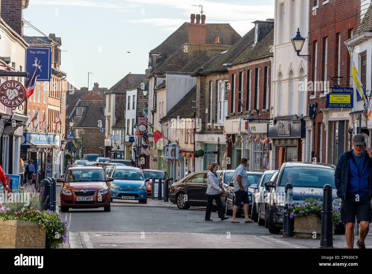 La trafficata e stretta High Street di Hythe, una cittadina costiera sul bordo della palude di Romney, nel quartiere di Folkestone e Hythe sulla costa meridionale di Foto Stock