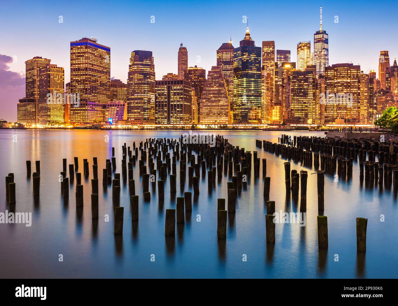 Skyline di manhattan skyline di New York cielo limpido tramonto sopra i grattacieli con l'Old Pier 1 nel Brooklyn Bridge Park New York City New York state USA Foto Stock