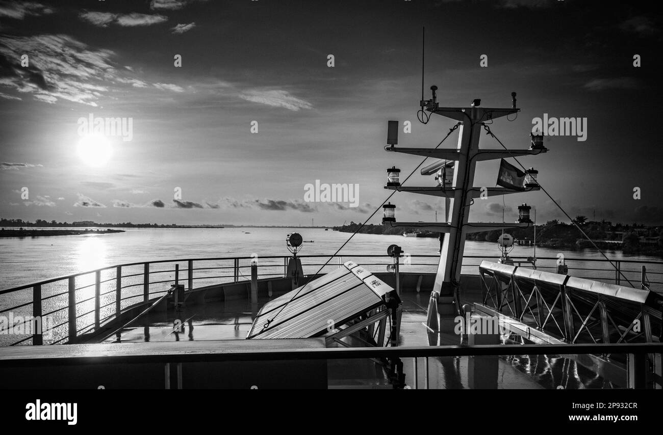 Il ponte superiore che guarda avanti della nave da crociera sul fiume Victoria Mekong all'alba vicino a Phnom Penh sul fiume Mekong in Cambogia. Foto Stock