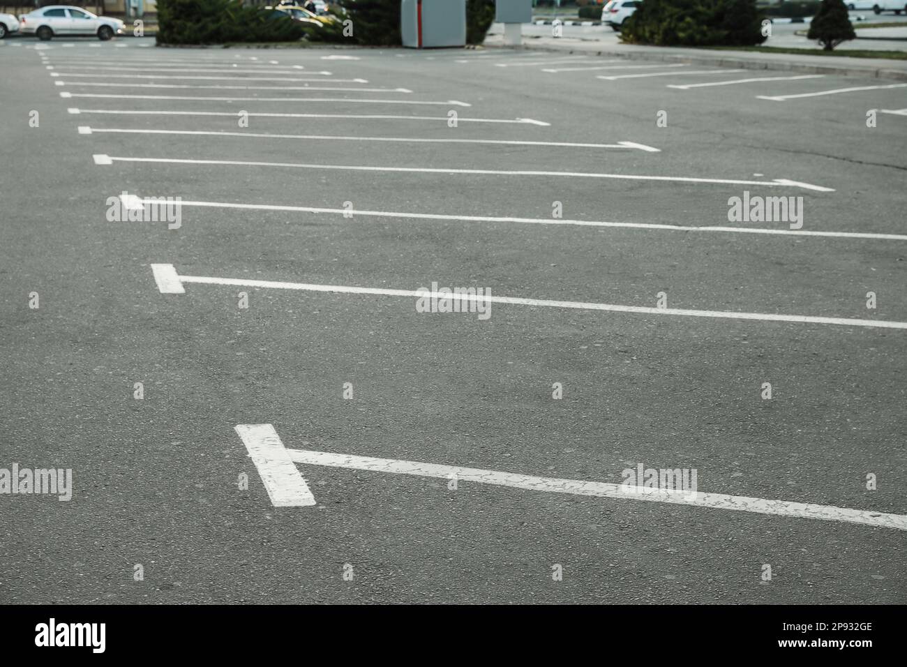 Parcheggi con linee bianche all'aperto Foto Stock