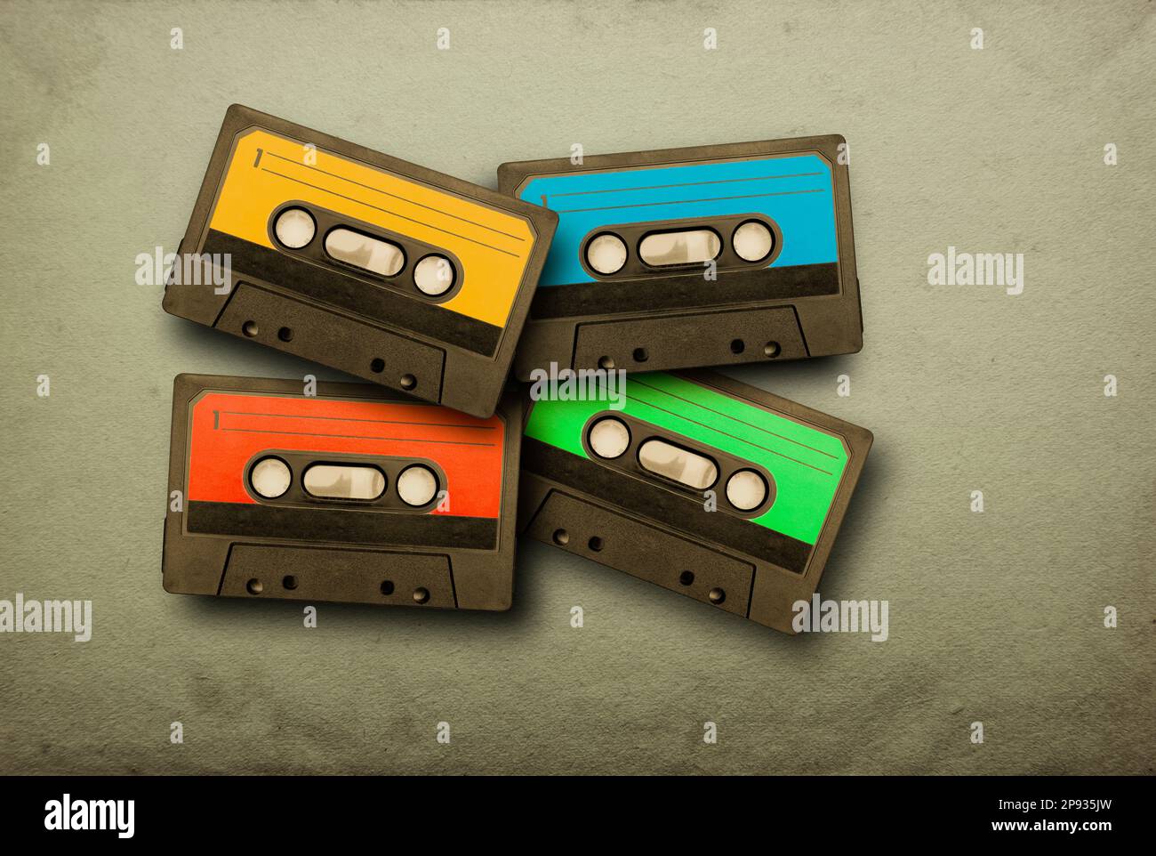 Vecchie cassette di musica in diversi colori Foto Stock