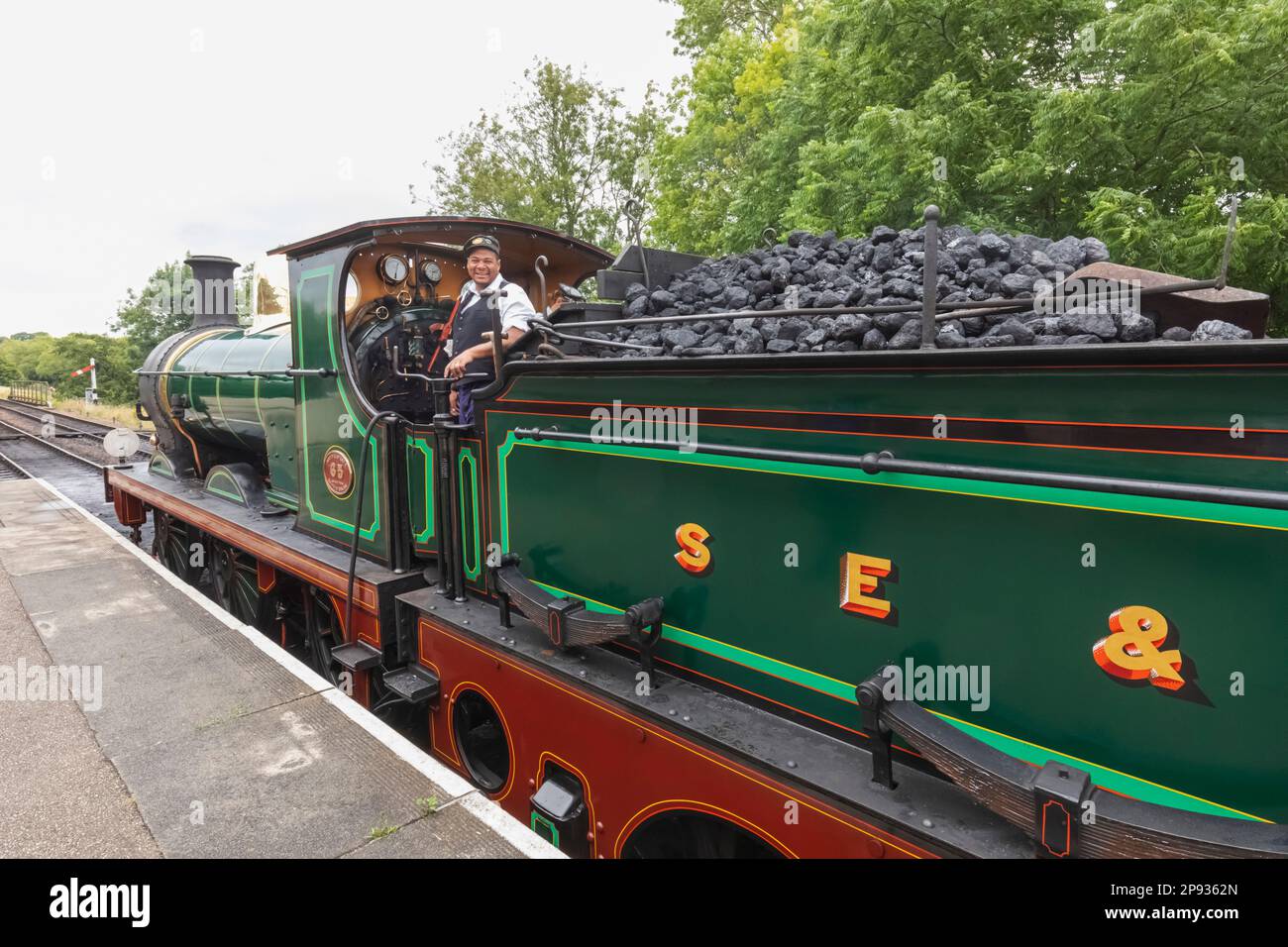 Inghilterra, Sussex, Bluebell Railway, Sheffield Park Station, autista del treno sullo storico treno a vapore Foto Stock