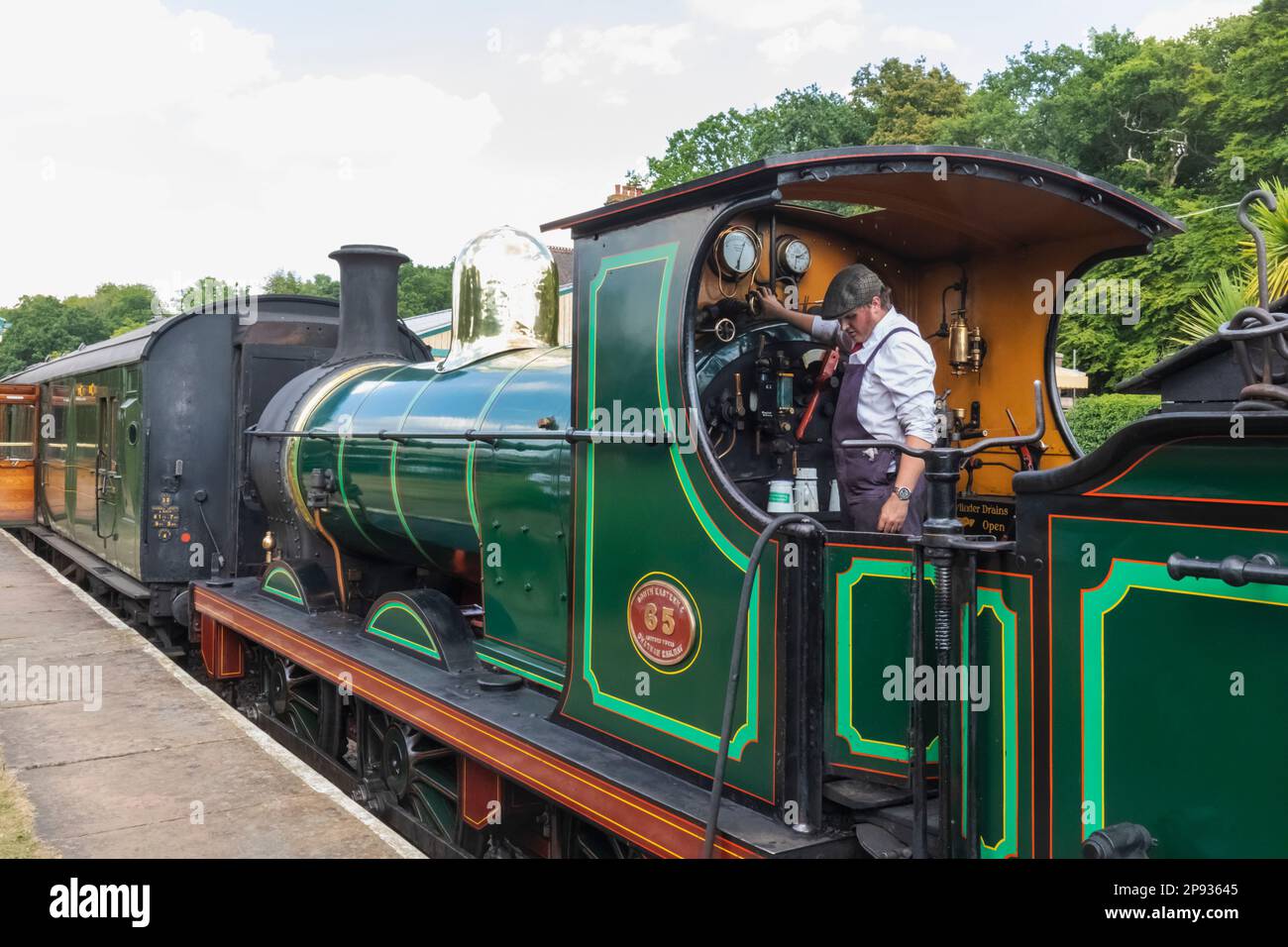 Inghilterra, Sussex, Bluebell Railway, Horsted Keynes Station, Train driver su storico treno a vapore Foto Stock