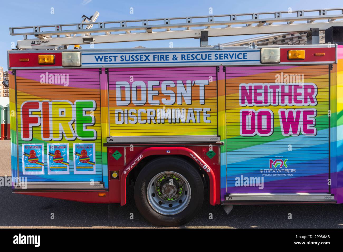 Inghilterra, East Sussex, Brighton, Brighton Pride Parade, motore di fuoco dipinto con Rainbow Flag e motivi Pro LGBT Foto Stock