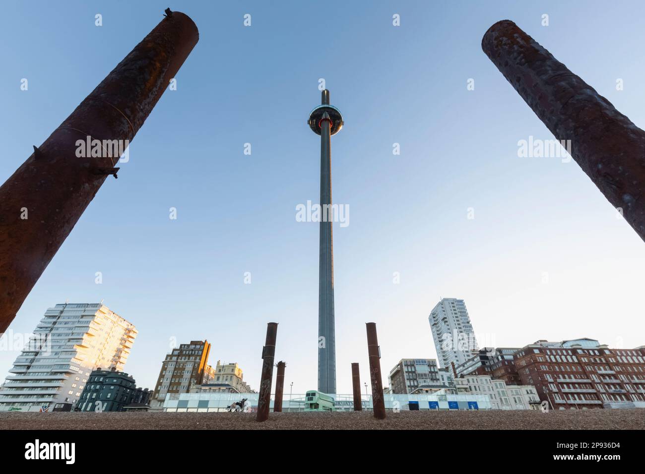 Inghilterra, East Sussex, Brighton, British Airways i360 Tower e rovine del vecchio West Pier Foto Stock