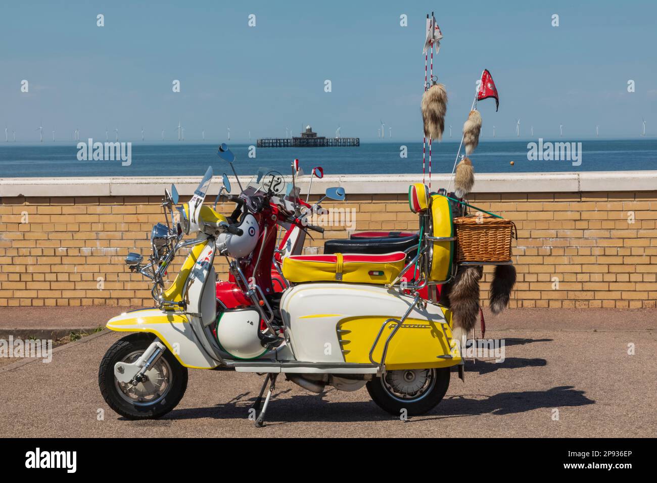 Inghilterra, Kent, Herne Bay, Scooters Lambretta vintage colorati Foto Stock