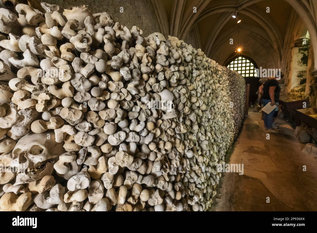 Inghilterra, Kent, Hythe, St.Leonard's Church, ossa umane nella cripta Foto Stock