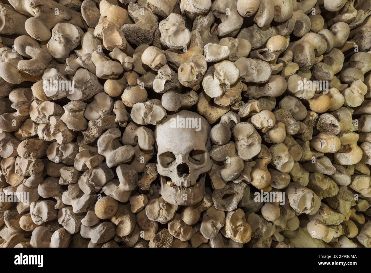 Inghilterra, Kent, Hythe, St.Leonard's Church, ossa umane nella cripta Foto Stock