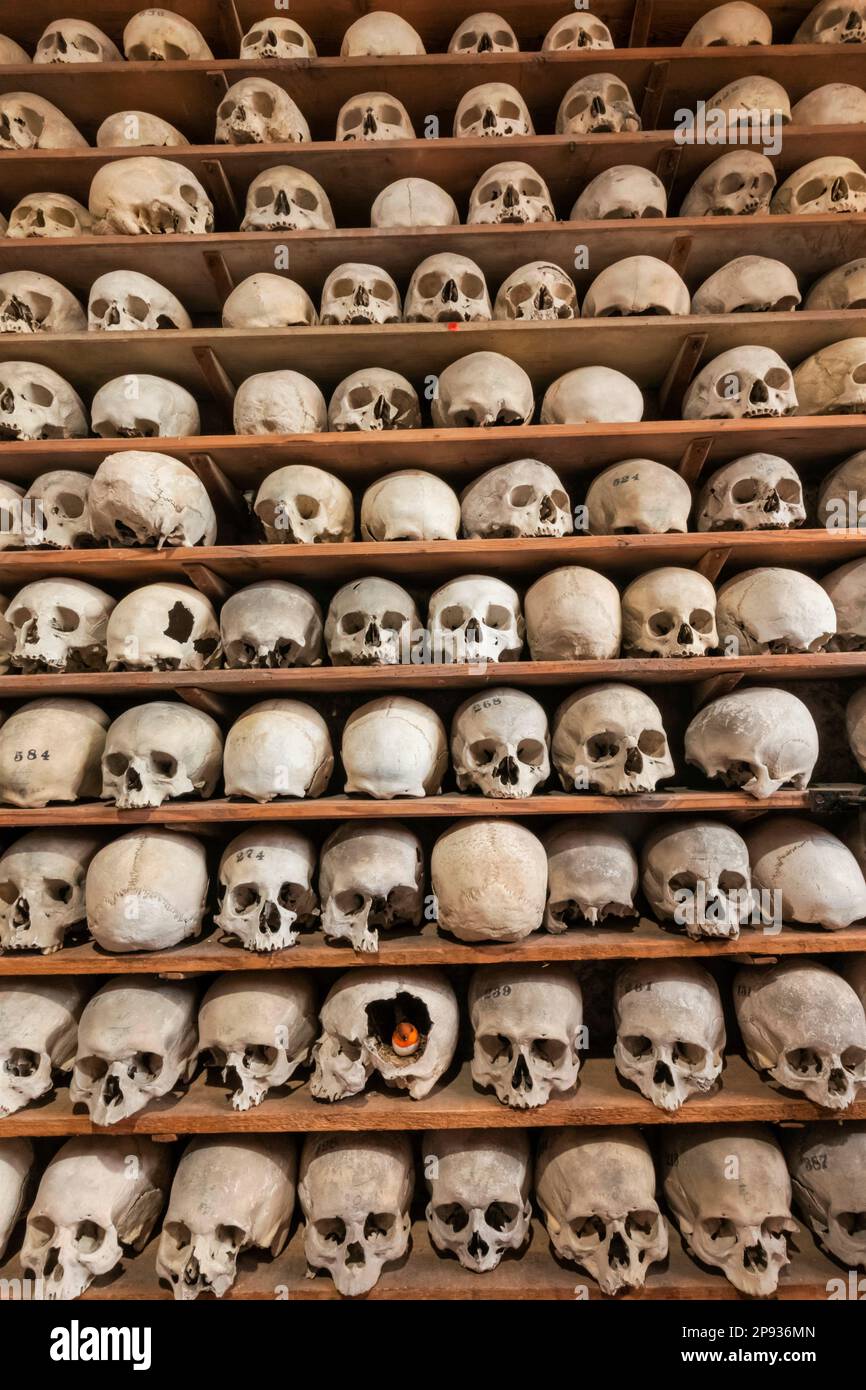 Inghilterra, Kent, Hythe, St.Leonard's Church, ossa umane nella cripta Foto Stock