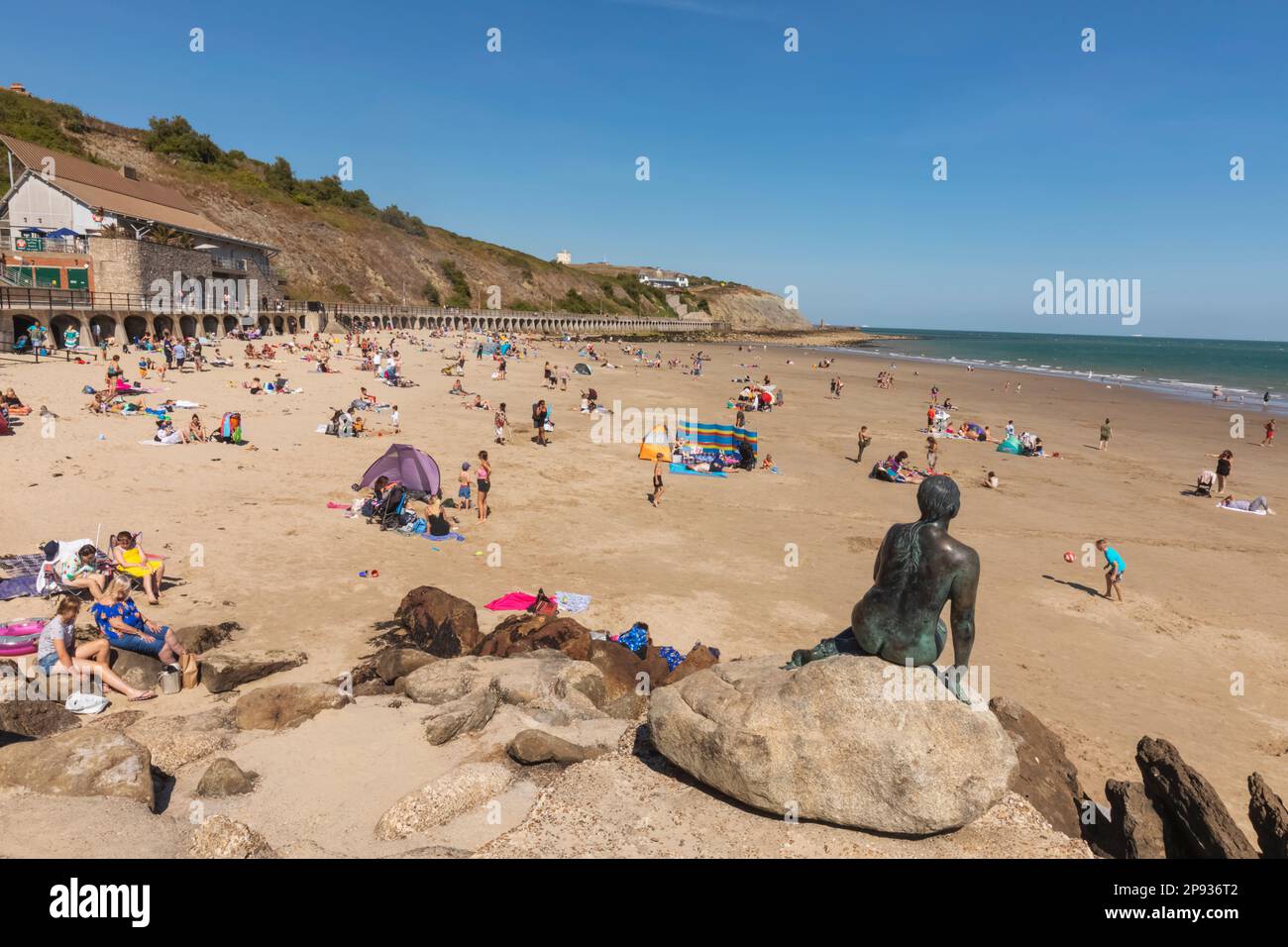 Inghilterra, Kent, Folkestone, Sunny Sands Beach, scultura di Georgina Baker intitolata 'la sirena di Folkestone' dall'artista Cornelia Parker Foto Stock